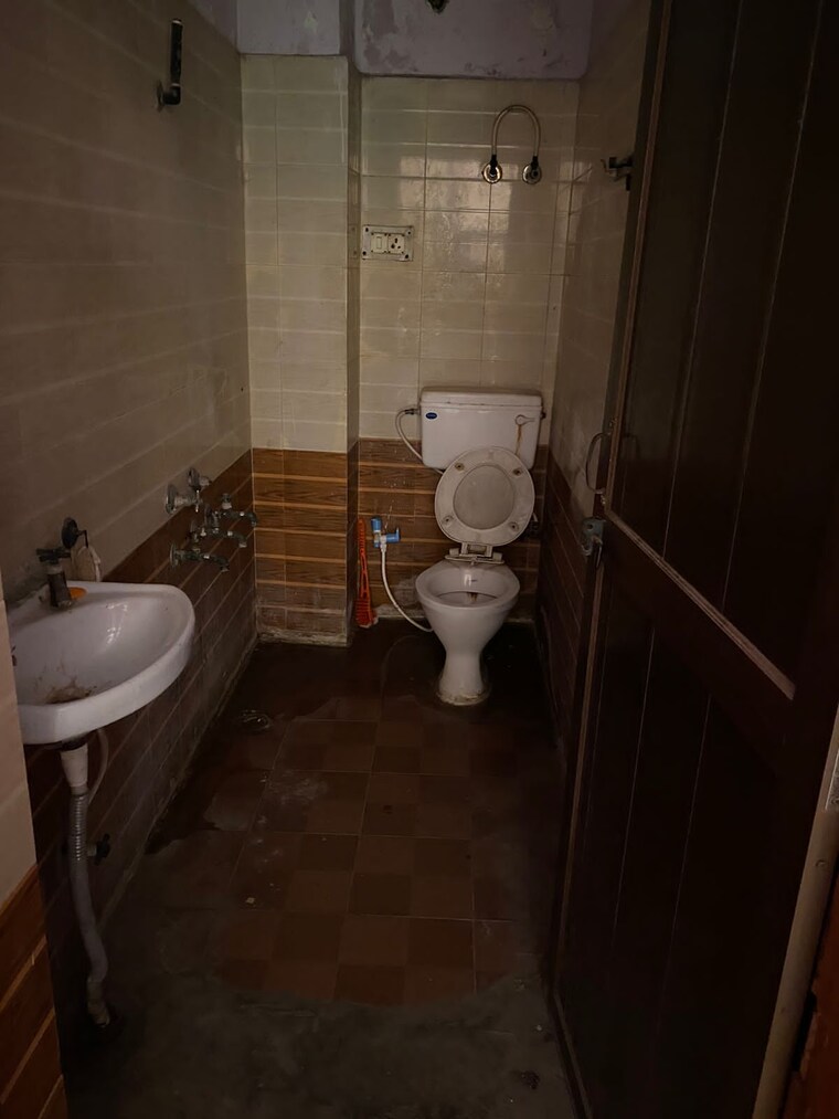 Attached Bathroom, sector 55 2.5 Bedroom 1810 Sq.Ft. Independent House In Sector 55 Noida 9407985