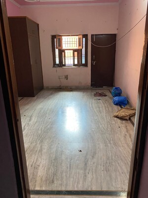 Room in 2.5 BHK Independent House at Sector 55 – for Rent