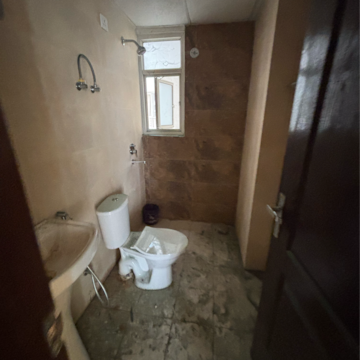 Bathroom in 4 BHK Apartment at Shalimar One World Belvedere Court 3, Malesemau – for Rent