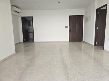 Room in 3 BHK Apartment at Lokhandwala Minerva Mahalaxmi, Mahalaxmi – for Rent