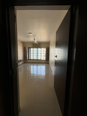 Room in 3 BHK Apartment at Kalpataru Radiance, Goregaon West – for Rent