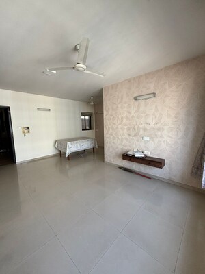 Room in 3 BHK Apartment at Kalpataru Radiance, Goregaon West – for Rent