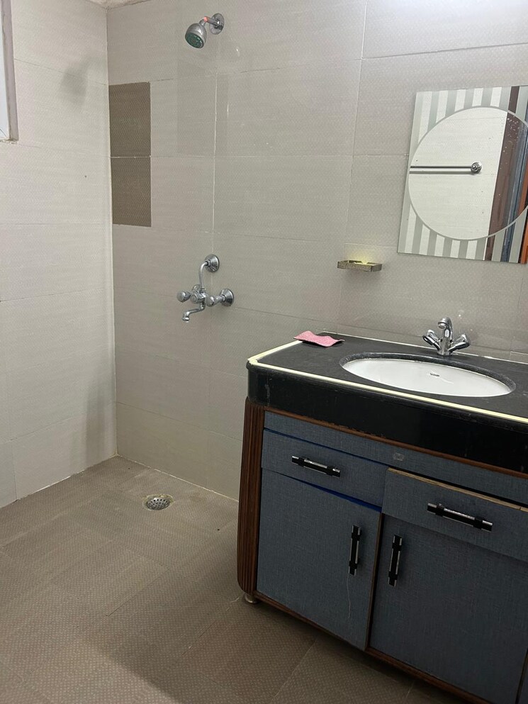 Bathroom, faizabad road 3 Bedroom 1750 Sq.Ft. Apartment In Faizabad Road Lucknow 9408524