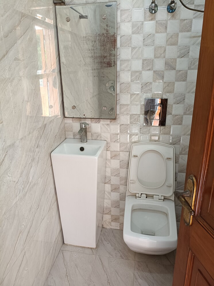 Bathroom, new friends colony 4 Bedroom 502 Sq.Yd. Builder Floor In New Friends Colony Delhi 9408713