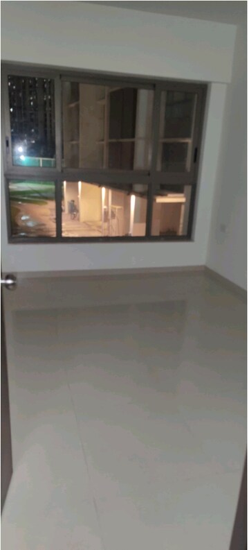 Room in 2 BHK Apartment at Kalpataru Paramount, Kapur Bawdi – for Rent