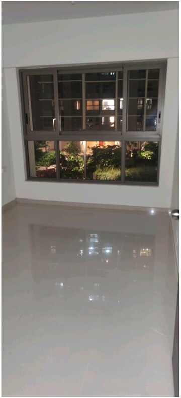 Room in 2 BHK Apartment at Kalpataru Paramount, Kapur Bawdi – for Rent