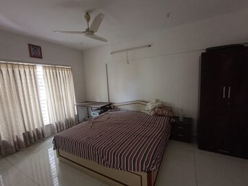Bedroom in 5 BHK Apartment at Tulsi Villa Santacruz, Santacruz West – for Rent