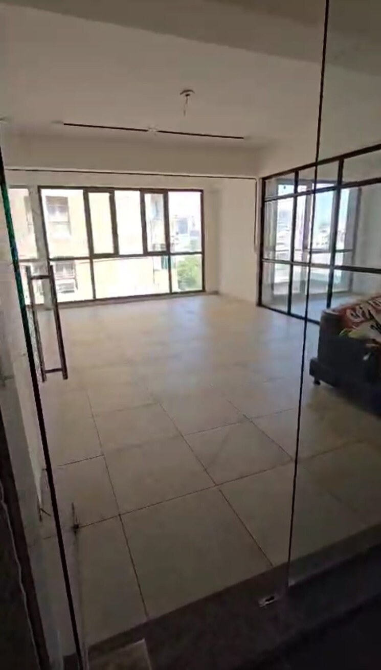 Room, gurukul Commercial Office Space 1060 Sq.Ft. In Gurukul Ahmedabad 9409088