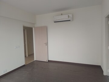 Room in 3 BHK Apartment at Emaar Palm Gardens, Sector 83 – for Rent