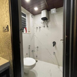 Bathroom in 1 BHK Apartment at Saroj Apartment Matunga, Matunga East – for Rent