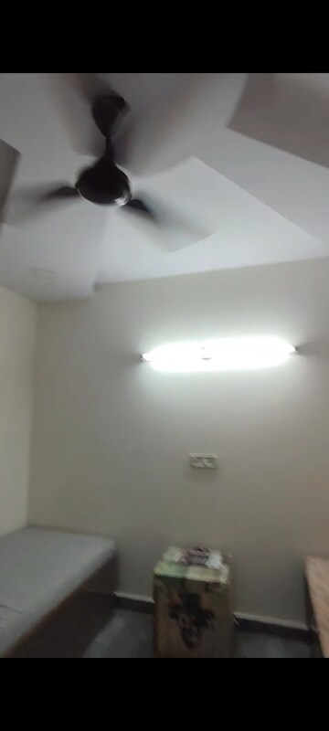 Room in 1 BHK Builder Floor at Shalimar Bagh – for Rent