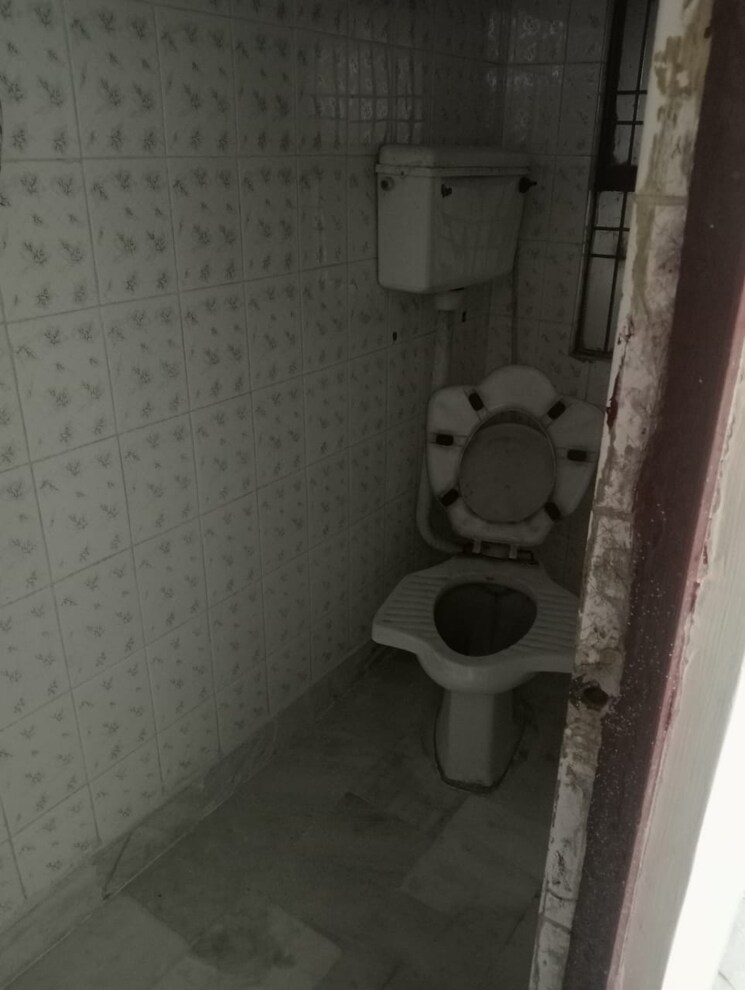 Bathroom, mayur vihar phase 1 2 Bedroom 750 Sq.Ft. Builder Floor In Mayur Vihar Phase 1 Delhi 9409463