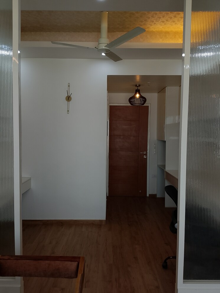 Room, omaxe-hazratganj Commercial Office Space 565 Sq.Ft. In Gomti Nagar Lucknow 9409650