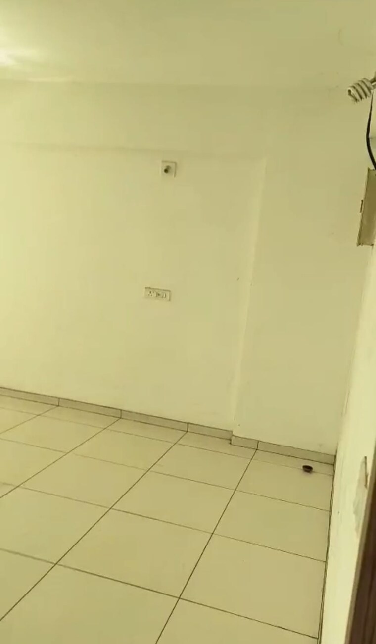 Room, navrangpura Commercial Office Space 665 Sq.Ft. In Navrangpura Ahmedabad 9409557