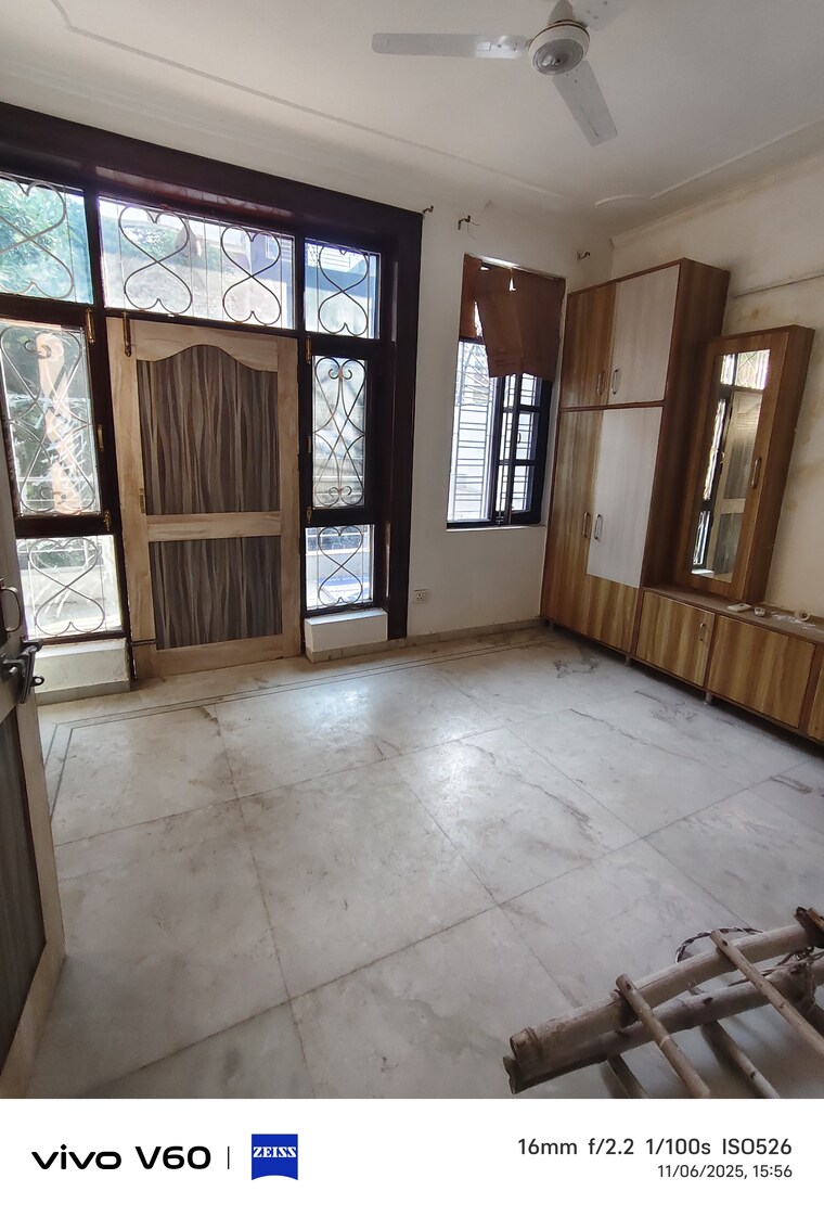 Room, sector 47 5 Bedroom 112 Sq.Mt. Independent House In Sector 47 Noida 9409636