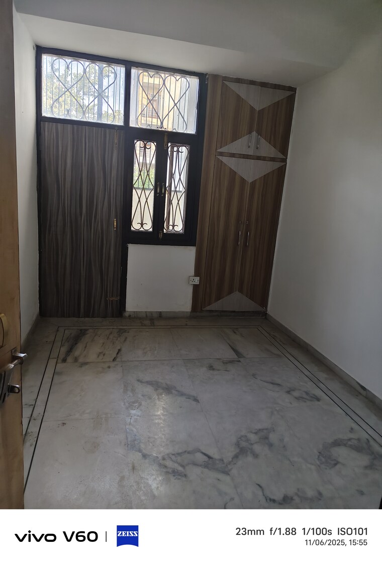 Room, sector 47 5 Bedroom 112 Sq.Mt. Independent House In Sector 47 Noida 9409636