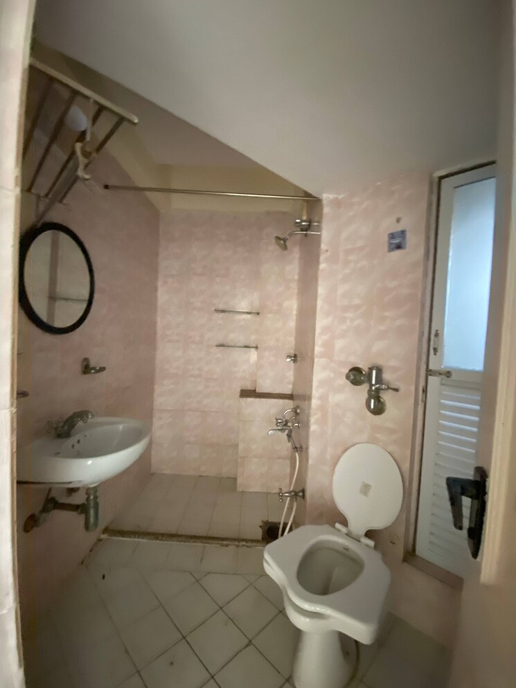 Bathroom, hiranandani-garden-brentwood 2 Bedroom 780 Sq.Ft. Apartment In Powai Mumbai 9409867