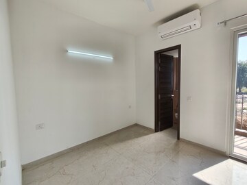 Room in 3 BHK Apartment at Smart World Orchard, Sector 61 – for Rent