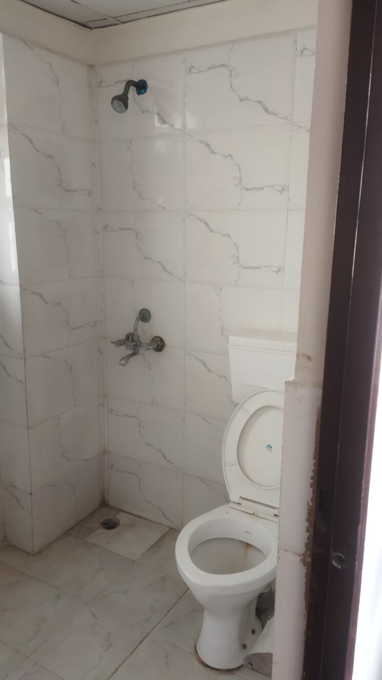 Bathroom, auric-city-homes 2 Bedroom 618 Sq.Ft. Apartment In Sector 82 Faridabad 9410130