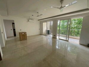 Room in 4 BHK Apartment at DLF The Belaire, Sector 54 – for Sale
