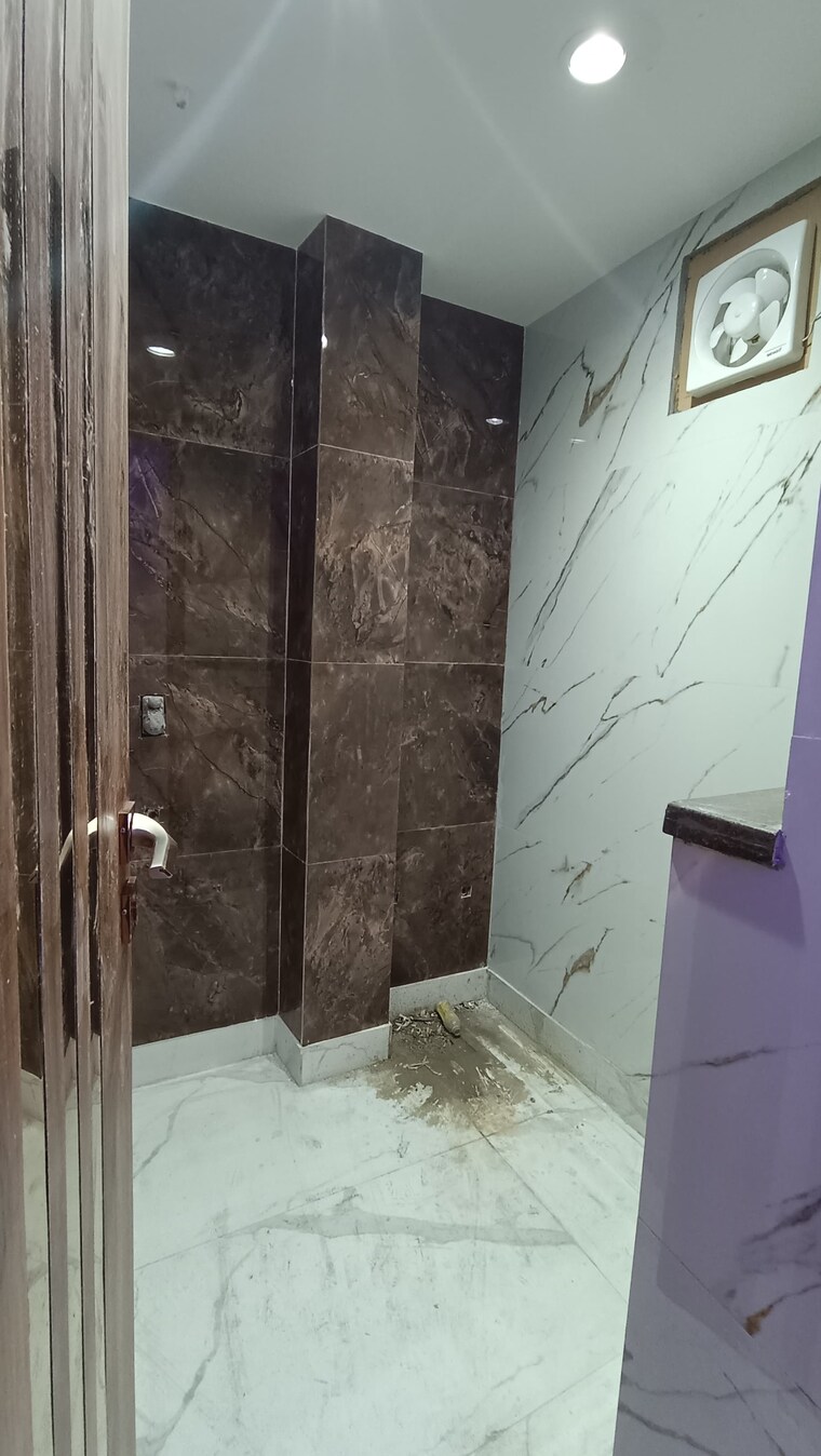 Bathroom, govindpuri 3 Bedroom 900 Sq.Ft. Builder Floor In Govindpuri Delhi 9410409