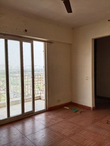Room in 3 BHK Apartment at Sector 4 Greater Noida – for Rent