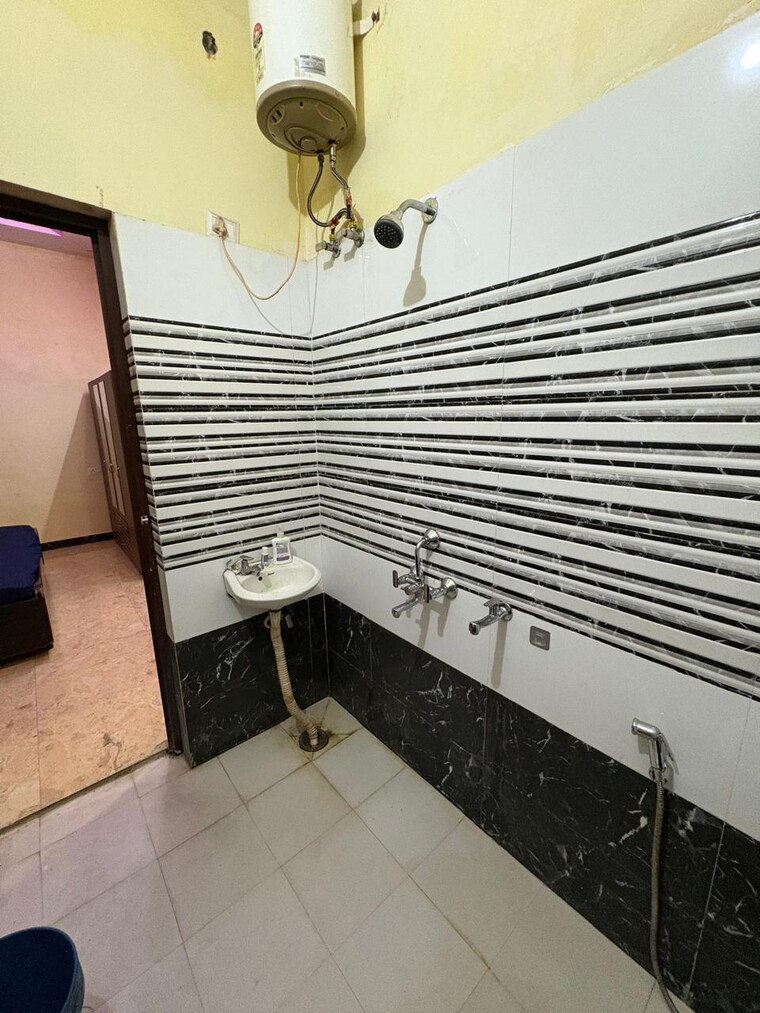 Attached Bathroom, gomti nagar 2 Bedroom 2152 Sq.Ft. Builder Floor In Gomti Nagar Lucknow 9410831