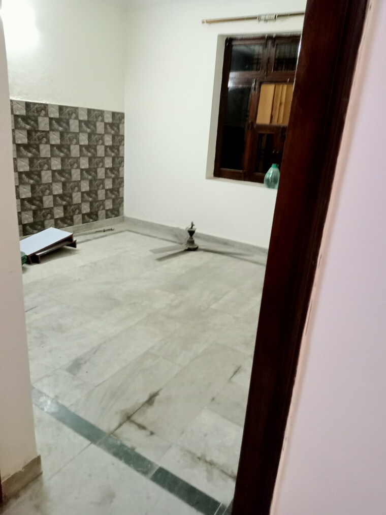 Room, freedom fighters enclave 1.5 Bedroom 500 Sq.Ft. Builder Floor In Freedom Fighters Enclave Delhi 9410837