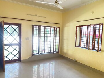 Room in 4 BHK Independent House at Vasant Vihar – for Rent