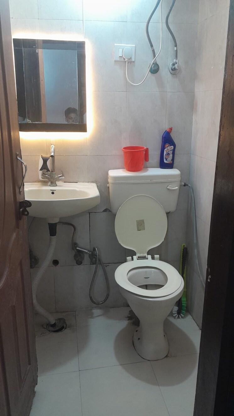 Bathroom, neb sarai 1 Bedroom 450 Sq.Ft. Builder Floor In Neb Sarai Delhi 9411005