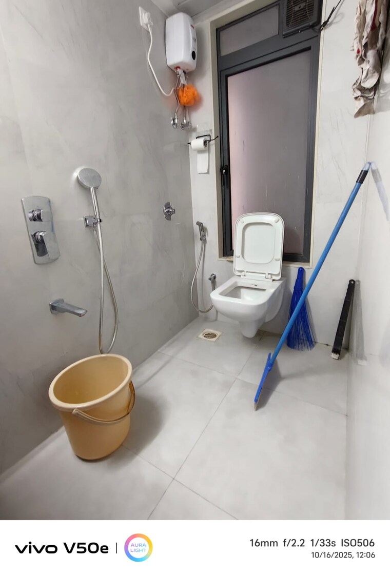 Bathroom, je-and-vee-om-trimurti 3 Bedroom 910 Sq.Ft. Apartment In Malad East Mumbai 9410961
