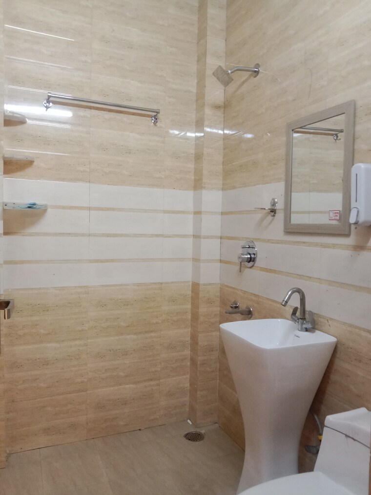 Bathroom, sector 61 3.5 Bedroom 1600 Sq.Ft. Apartment In Sector 61 Noida 9411019