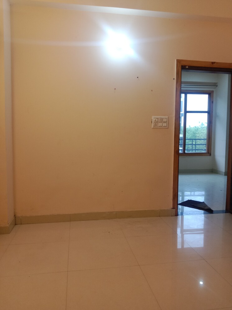 Room, sector 61 3.5 Bedroom 1600 Sq.Ft. Apartment In Sector 61 Noida 9411019