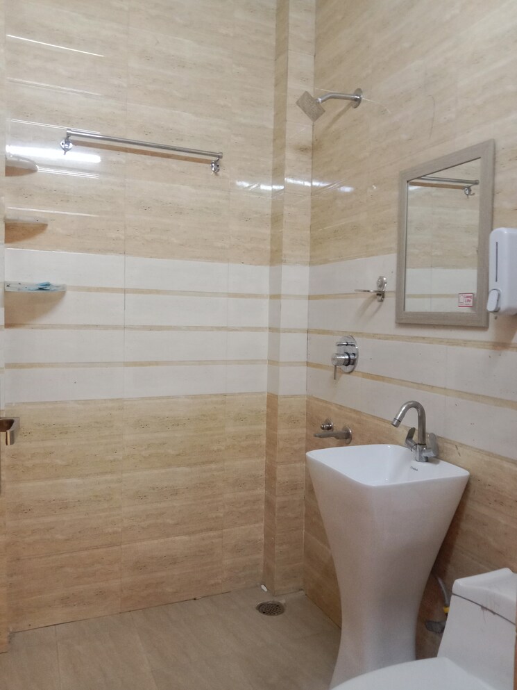 Bathroom, sector 61 3.5 Bedroom 1600 Sq.Ft. Apartment In Sector 61 Noida 9411255