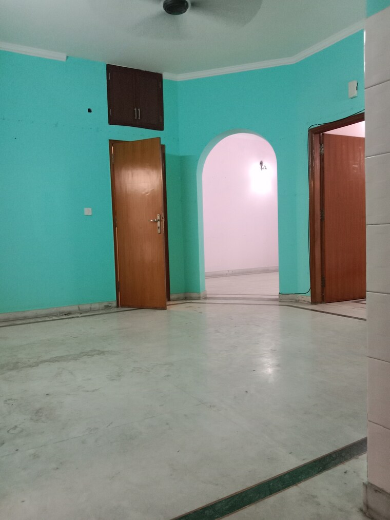 Room, sector 61 3.5 Bedroom 1600 Sq.Ft. Apartment In Sector 61 Noida 9411257