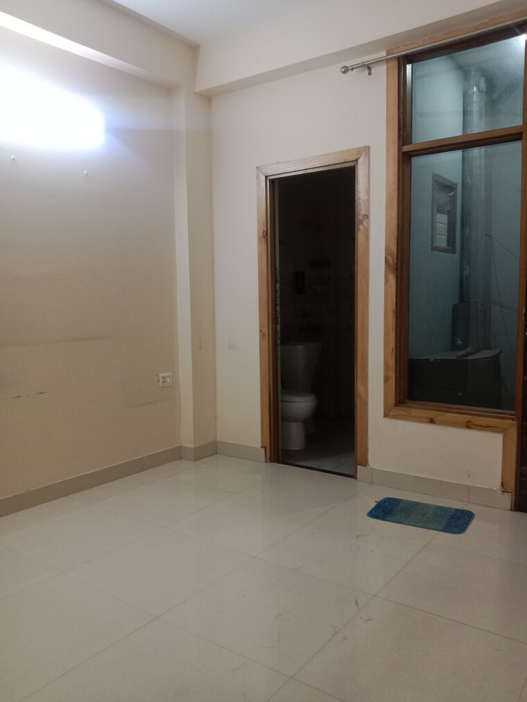 Room, sector 61 3.5 Bedroom 1600 Sq.Ft. Apartment In Sector 61 Noida 9411257