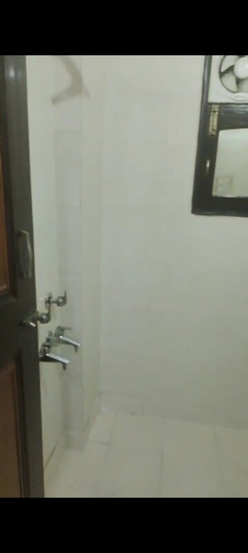 Room in 2 BHK Builder Floor at Pitampura – for Rent