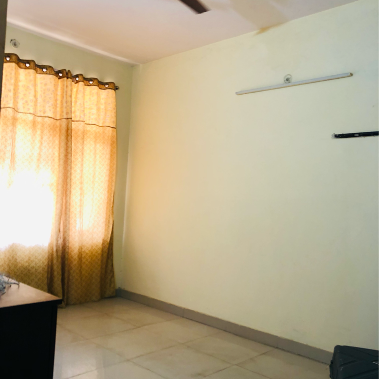 Room, sector 22b 2.5 Bedroom 1200 Sq.Ft. Villa In Sector 22b Gurgaon 9411645