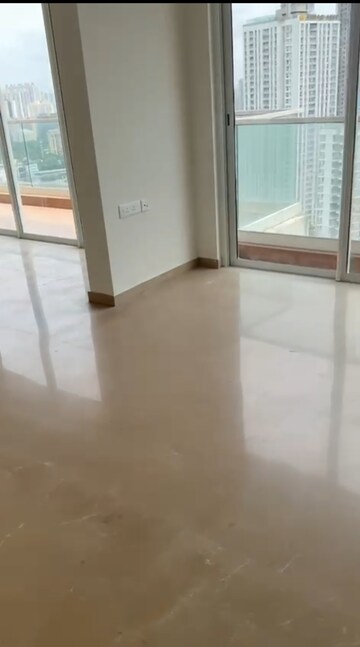 Room in 5 BHK Apartment at Indiabulls One Indiabulls, Pokhran Road No Two – for Rent