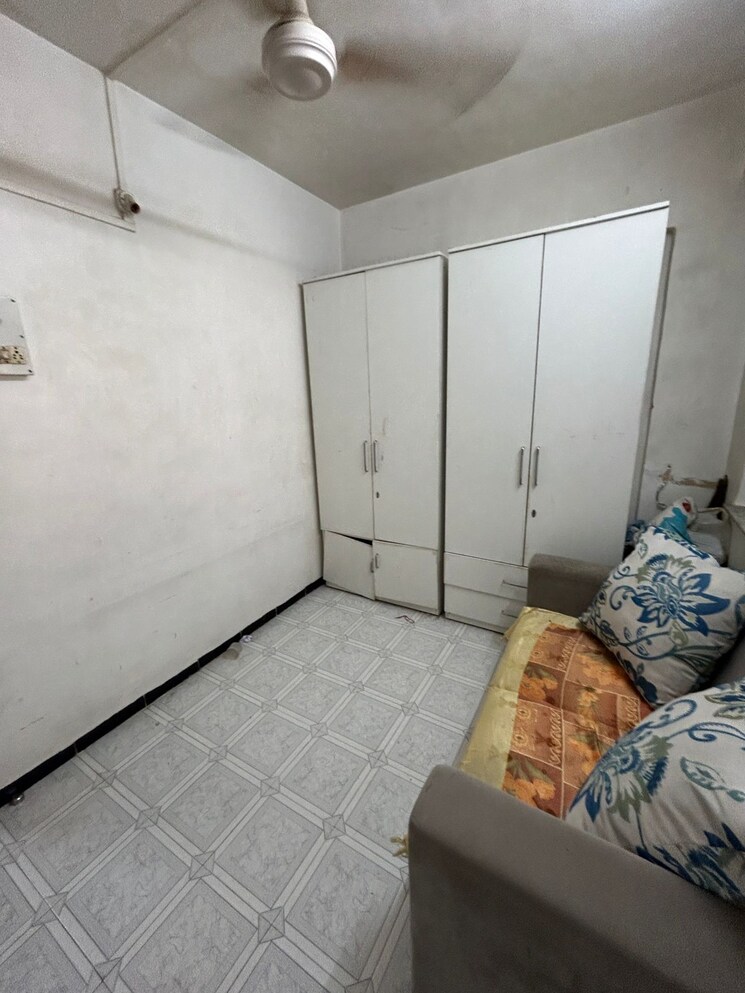 Bedroom, dadar west 1.5 Bedroom 600 Sq.Ft. Apartment In Dadar West Mumbai 9411720