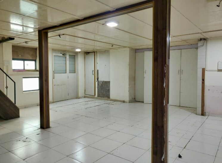 Room, malad west Commercial Office Space 580 Sq.Ft. In Malad West Mumbai 9411733