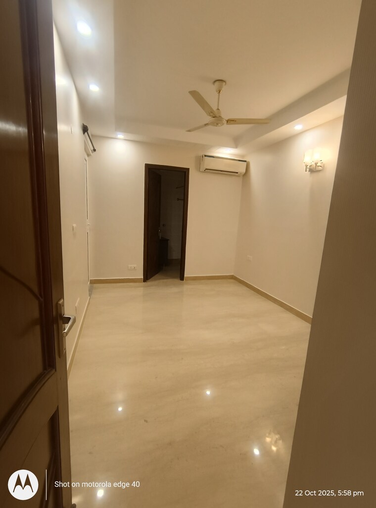 Kitchen, shivalik colony 3 Bedroom 200 Sq.Yd. Builder Floor In Shivalik Colony Delhi 9411880
