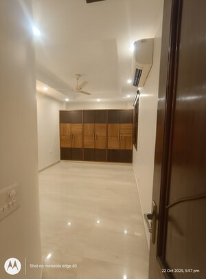 Room in 3 BHK Builder Floor at Shivalik Colony – for Rent