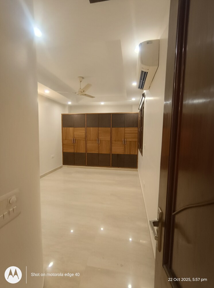 Room, shivalik colony 3 Bedroom 200 Sq.Yd. Builder Floor In Shivalik Colony Delhi 9411880