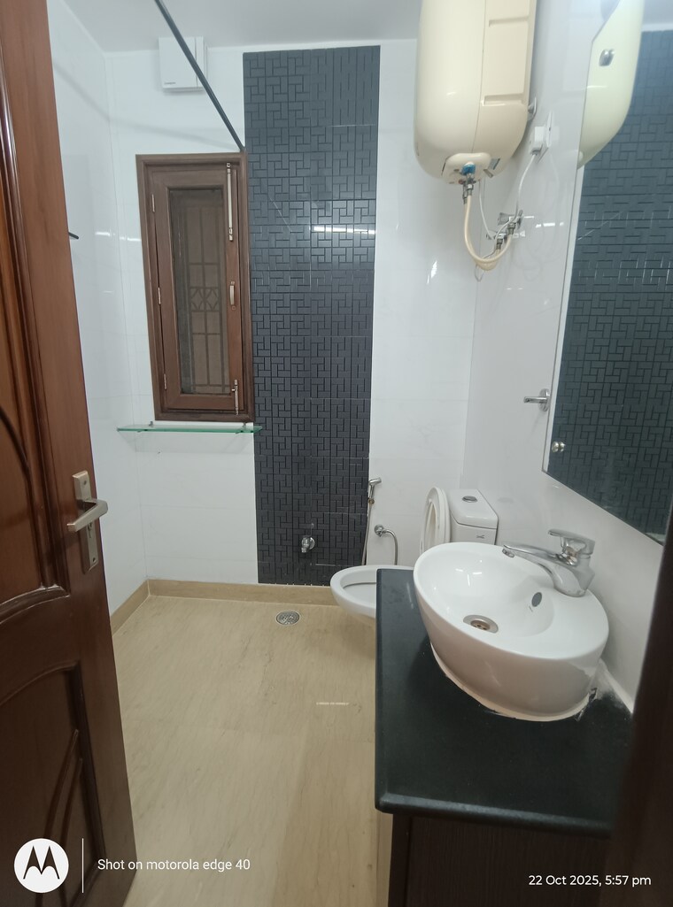 Team Area, shivalik colony 3 Bedroom 200 Sq.Yd. Builder Floor In Shivalik Colony Delhi 9411880