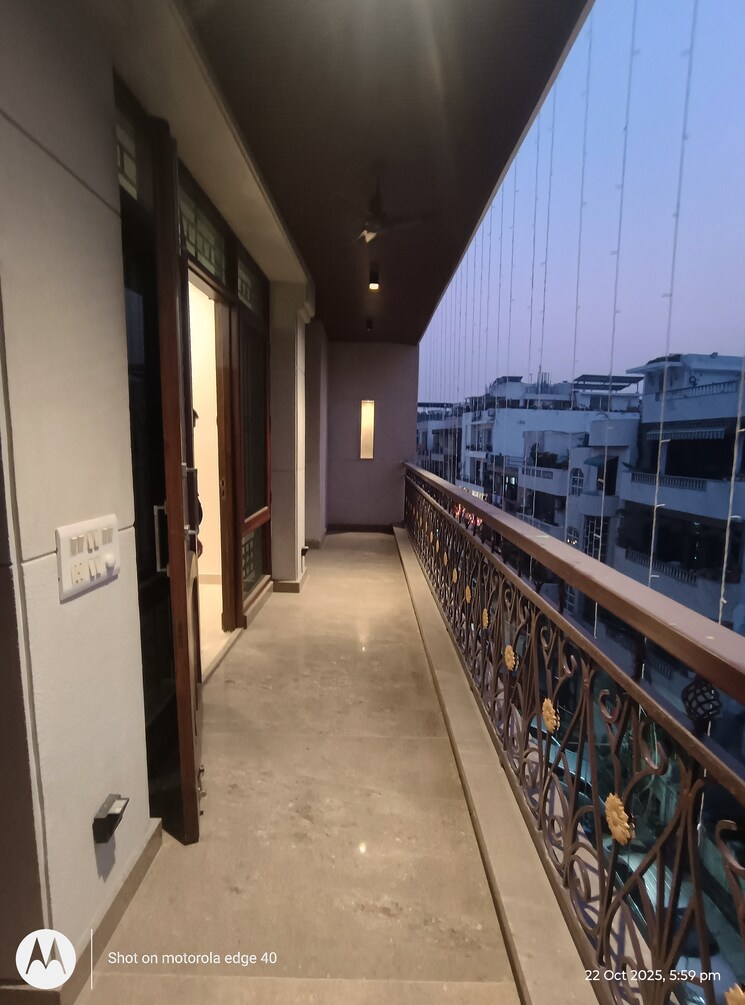 Balcony, shivalik colony 3 Bedroom 200 Sq.Yd. Builder Floor In Shivalik Colony Delhi 9411880