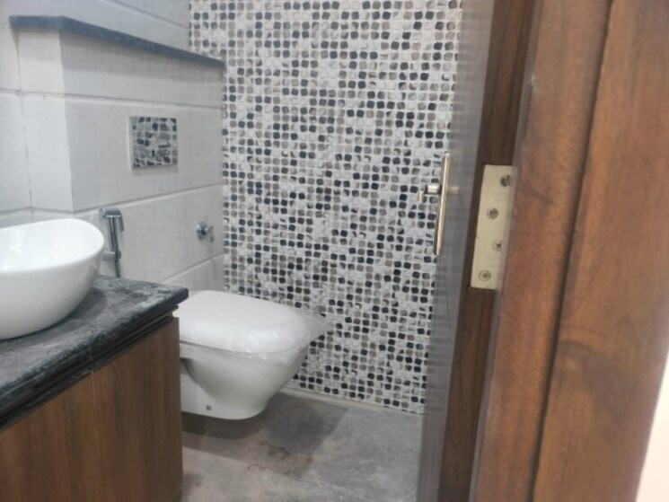 Attached Bathroom, kalkaji 2 Bedroom 1000 Sq.Ft. Builder Floor In Kalkaji Delhi 9411906