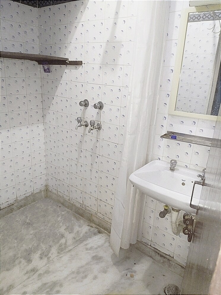 Attached Bathroom, kalkaji 2 Bedroom 1000 Sq.Ft. Builder Floor In Kalkaji Delhi 9411931
