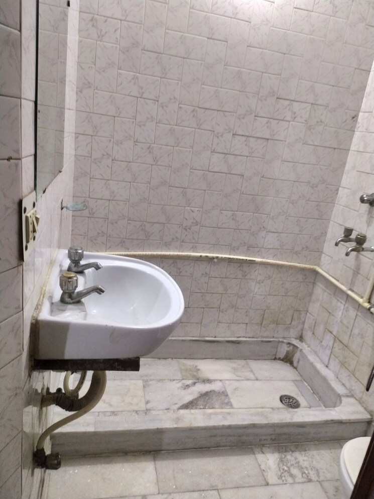 Attached Bathroom, chittaranjan park 2 Bedroom 1300 Sq.Ft. Builder Floor In Chittaranjan Park Delhi 9411971