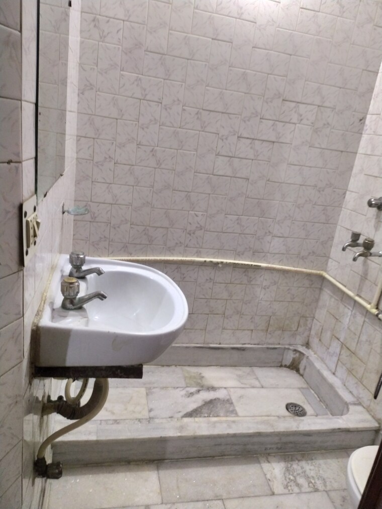 Attached Bathroom, chittaranjan park 2 Bedroom 1300 Sq.Ft. Builder Floor In Chittaranjan Park Delhi 9411971
